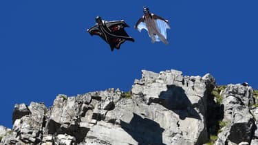 Deux hommes sautent du sommet du Brévent, près de Chamonix, en wingsuit, le 26 juillet 2014. (Photo d'illustration)
