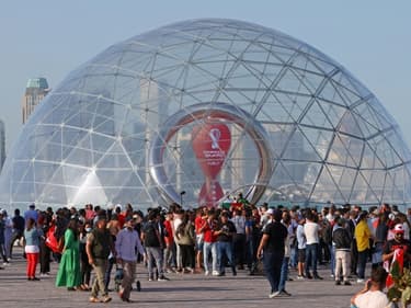 Le dôme affichant le compte à rebours de la Coupe du Monde au Qatar est installé dans la capitale Doha, le 30 mars 2022 