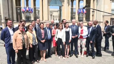 Olivier Faure et les députés socialistes devant le palais Bourbon, le 21 juin 2022.