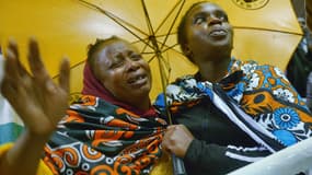 Des femmes pleurent de joie après avoir appris que leurs proches faisaient partie des survivants de l'attaque de Garissa