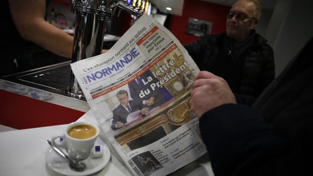 Le journal "Paris Normandie" entre les mains d'un lecteur, le 14 janvier 2019. (Photo d'illustration)