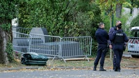 Des policiers près de la tombe de l'ancien ministre de la Justice, Robert Badinter, vandalisée quelques heures avant son transfert au Panthéon, au cimetière de Bagneux, près de Paris, le 9 octobre 2025
