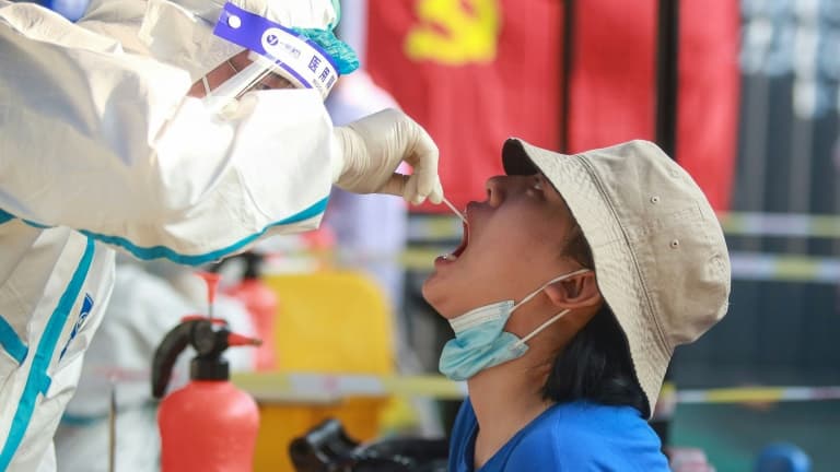 Dépistage du Covid-19 à Yangzhou, dans l'est de la Chine, le 1er août 2021