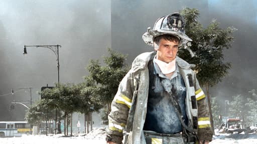 Un pompier exténué et couvert de poussière, le 11 septembre 2001.