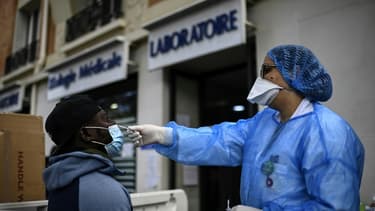 Test PCR pour dépister le Covid-19 devant un laboratoire d'analyses médicales, le 29 août 2020 à Paris