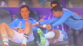 Luis Perez assène un coup à son équipier Juanmi Latasa pendant Valladolid-Getafe (0-4), le 6 avril 2025