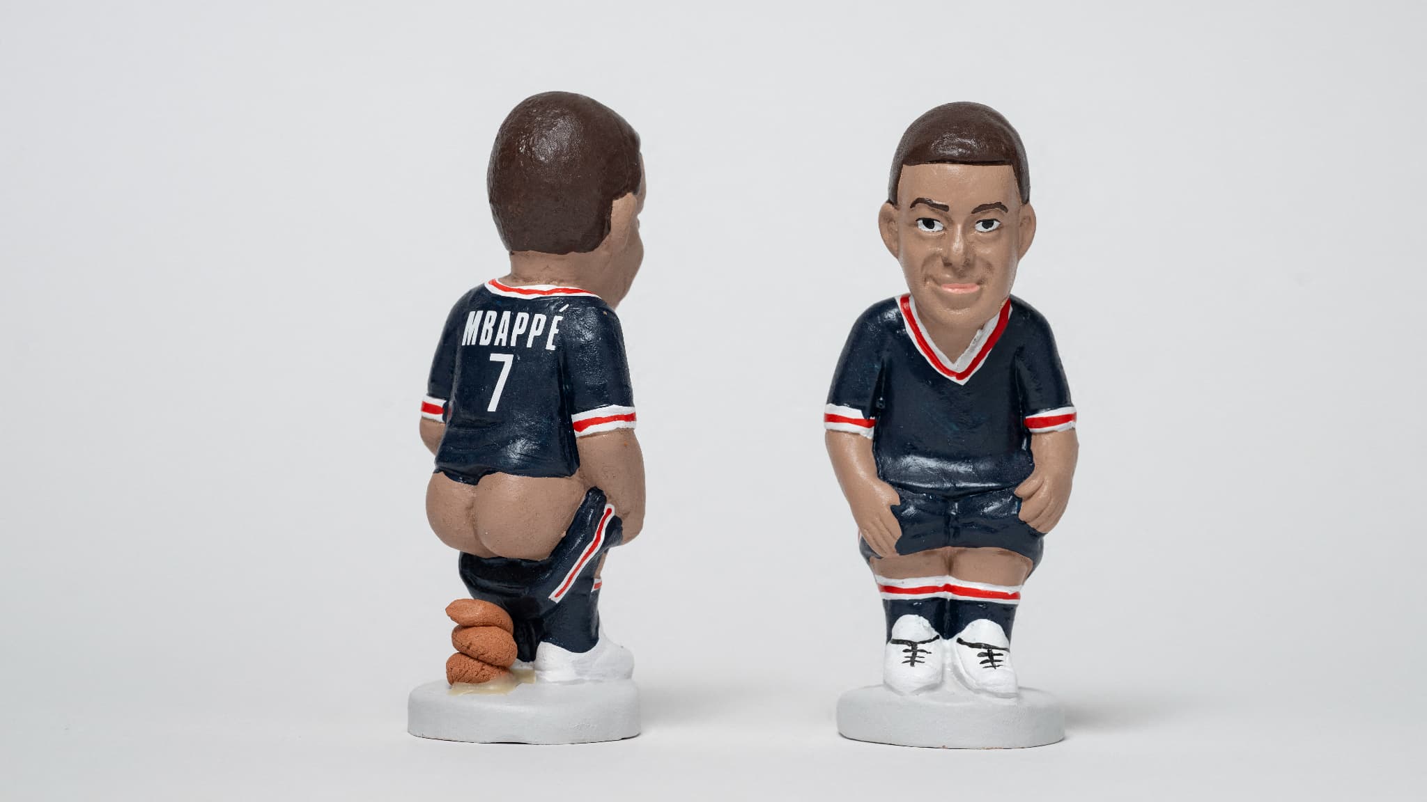 Kylian Mbappé en "caganer", santon traditionnel catalan, à Barcelone.