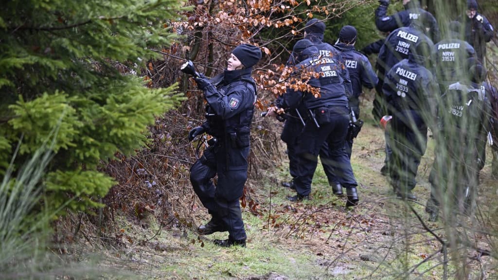 Des policiers allemands mènent l'enquête sur le lieu où le corps d'une adolescente sans vie a été retrouvé, à Freudenberg, en Allemagne, le 14 mars 2023 Des policiers allemands mènent l'enquête sur le lieu où le corps d'une adolescente sans vie a été retrouvé, à Freudenberg, en Allemagne, le 14 mars 2023