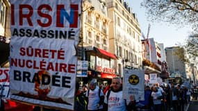 Des membres de l'Institut de radioprotection et de sûreté Nucléaire (IRSN) participent à une manifestation contre le projet de réforme de la sûreté nucléaire à Paris, le 20 décembre 2023