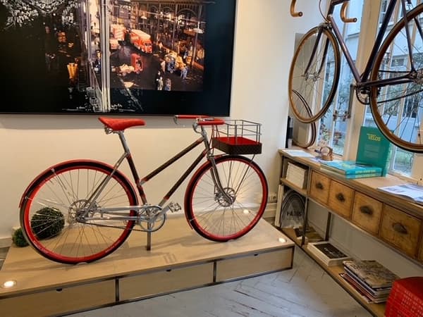 Le LV Bike exposé comme une œuvre d'art dans le show room de Maison Tamboite