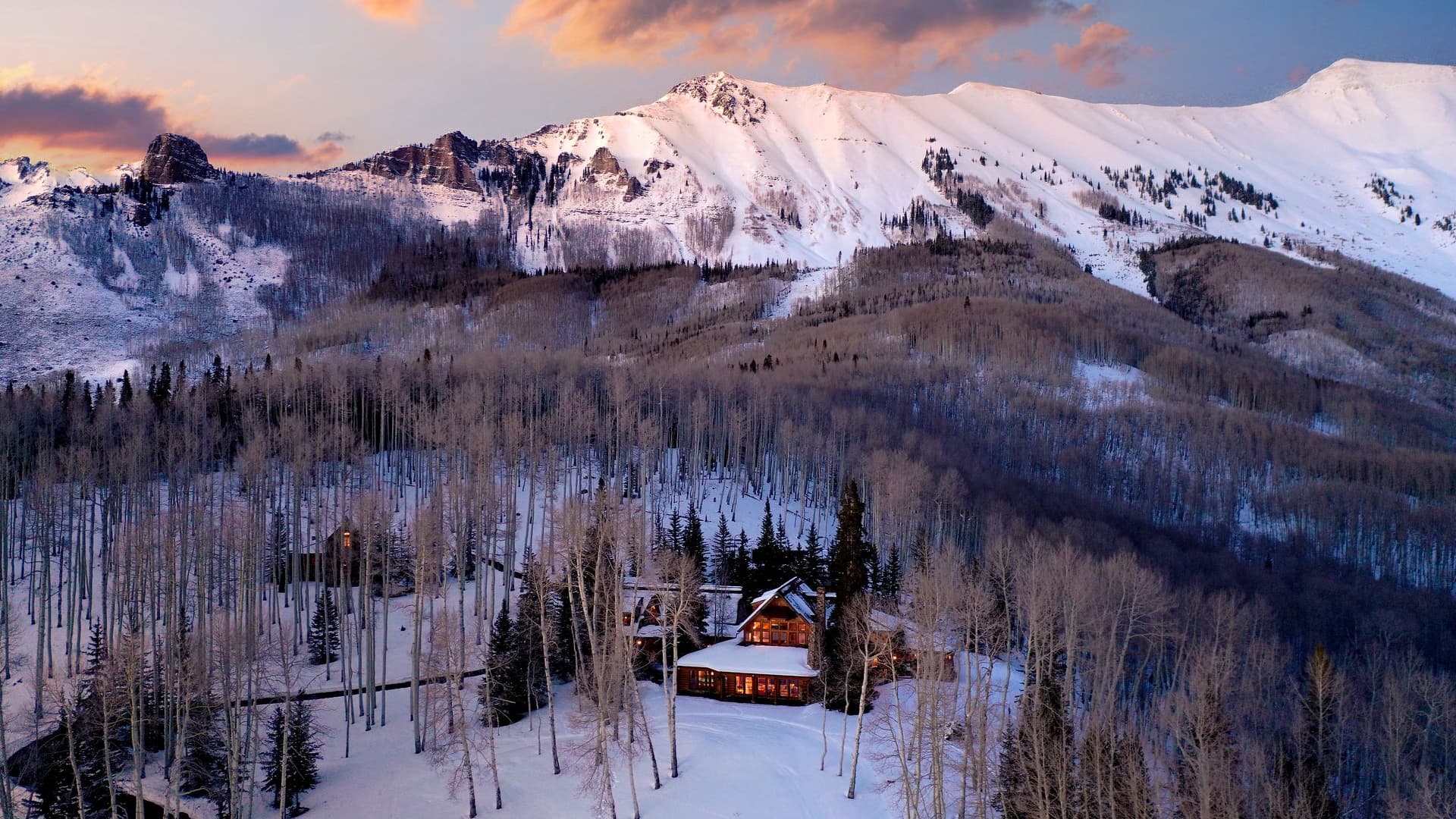 Le ranch, aux allures de chalet à la montagne se situe sur un terrain de plus de 100 hectares.