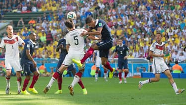 Raphaël Varane au duel avec Mats Hummels qui marque en quart de finale de la Coupe du monde 2014 perdu par la France contre l'Allemagne (0-1), le 4 juillet 2014 