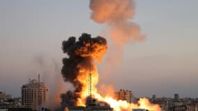 Feu et fumée à Gaza après une frappe israélienne contre une cible liée au mouvement palestinien Hamas, le 14 mai 2021 