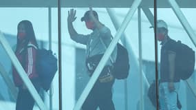 Un migrant vénézuélien rapatrié du Honduras salue son arrivée à l'aéroport international Simon Bolivar de Maiquetia, au Venezuela, le 8 mai 2025.