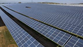 Le parc solaire des Mées dans le Gard et ses 12 MW a été développé par Solairedirect. ENGIE vient de prendre 95% de participation du capital de ce pionnier du solaire compétitif.
