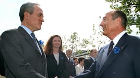 Jacques Chirac serre la main de l'ancien maire de Paris Jean Tiberi, le lundi 8 mai 2000.