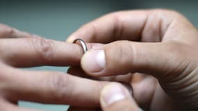 Deux hommes échangent une bague de mariage, en septembre 2012 à Paris (PHOTO D'ILLUSTRATION).