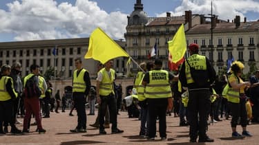 Des gilets jaunes sur la place Bellecour à Lyon -