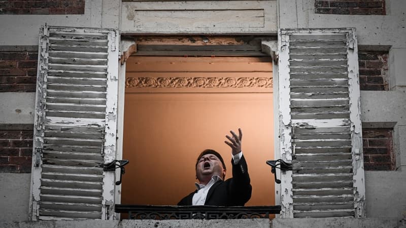 Le chanteur lyrique Stéphane Sénéchal à la fenêtre de son appartement à Paris, le 26 mars 2020