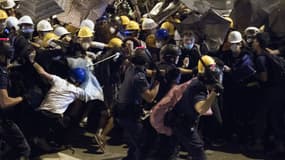 La police a chargé sur les manifestants à Hong Kong dans la nuit du 30 novembre au 1er décembre.