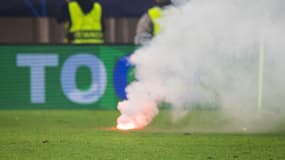 Un engin pyrotechnique sur un terrain de football, à Graz le 2 octobre 2024 (illustration)