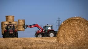Des engins agricoles travaillant dans les champs, en France.