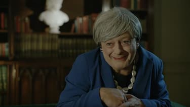 Andy Serkis imite Gollum déguisé en Theresa May