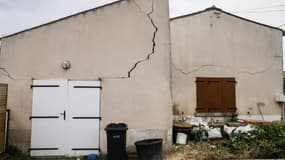 Les murs fissurés de maisons de La Laigne en Charente Maritime, le 17 juin 2023