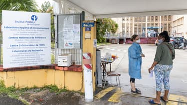 Un soignant s'entretient avec un habitant de Cayenne, devant l'Institut Pasteur de Guyane, le 23 juin 2020.