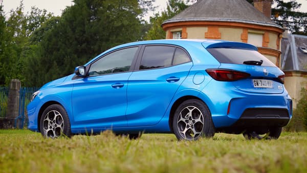 Le volume de coffre atteint 293 litres sur cette MG3 Hybrid+.