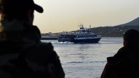 Un petit ferry turc transporte les migrants qui sont expulsés vers la Turquie depuis le port grec de Mytilène, le 4 avril 2016