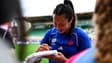 Manaé Feleu signe des autographes après le dernier match de poules du XV de France à la Coupe du monde féminine de rugby, 7 septembre 2025