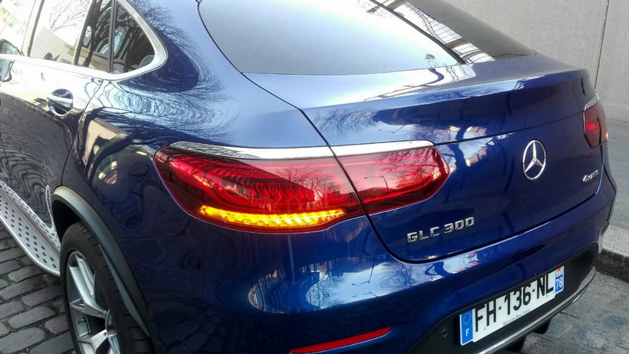 Malgré la nécessaire réduction du volume du coffre par rapport au SUV classique, la capacité reste tout à fait convenable aux alentours des 400 litres.