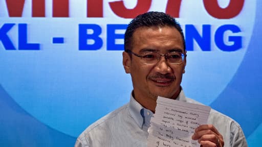 le ministre malaisien des Transports, Hishammuddin Hussein, présentant la note du gouvernement chinois sur les images satellite.
