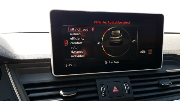 En modes allroad ou offroad, l'écran peut afficher l'angle de correction du relief de chaque côté du véhicule.