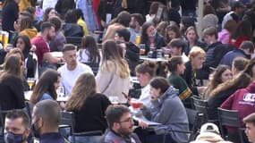 Lyon: la place des Terreaux noire de monde pour la réouverture de ses terrasses