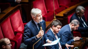 Laurent Wauquiez, député français, président du groupe de droite Droite républicaine (DR), s'exprime au palais Bourbon, dans l'hémicycle de l'Assemblée nationale française, à Paris, en France, le 13 novembre 2025.