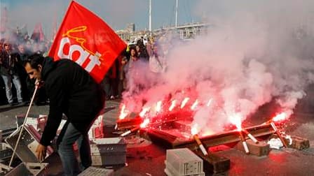 Manifestation sur le vieux port de Marseille. Les syndicats français ont appelé à deux nouvelles journées de manifestations et de grèves contre la réforme des retraites. /Photo prise le 21 octobre 2010/REUTERS/Jean-Paul Pélissier (FRANCE - Tags: EMPLOYMEN