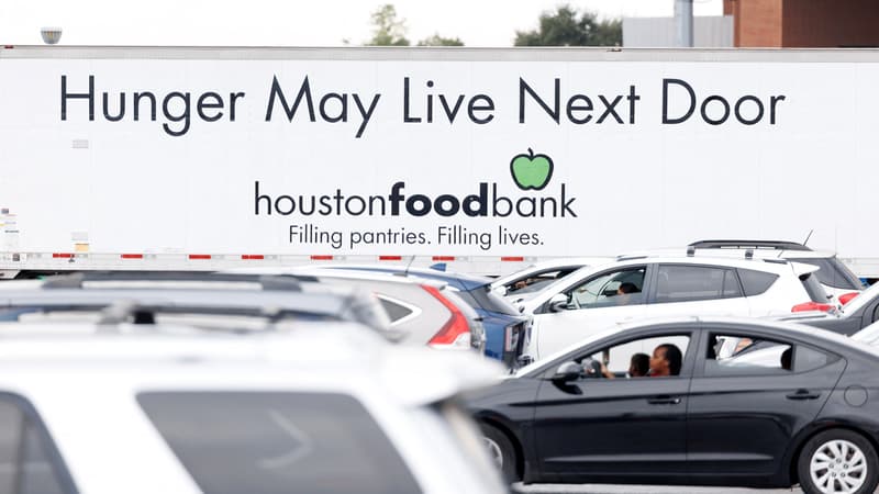 "La paie ne suffit pas face au coût de la vie": aux États-Unis, même des ménages qui gagnent 100.000 dollars par an font la queue aux banques alimentaires