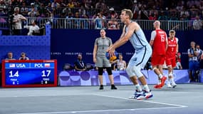 Canyon Barry réalise ses lancers francs à la cuillère, comme son père Rick Barry. 