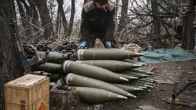 Un soldat ukrainien manipule des obus près de Bakhmout, en Ukraine, le 17 mars 2023 (illustration)