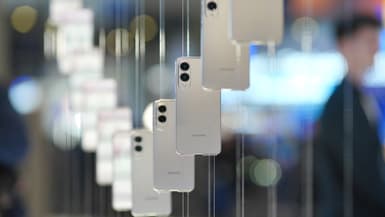 Des smartphones du groupe sud-coréen Samsung présentés au salon Mobile World Congress (MWC) de Barcelone, le 4 mars 2025 (photo d'illustration).