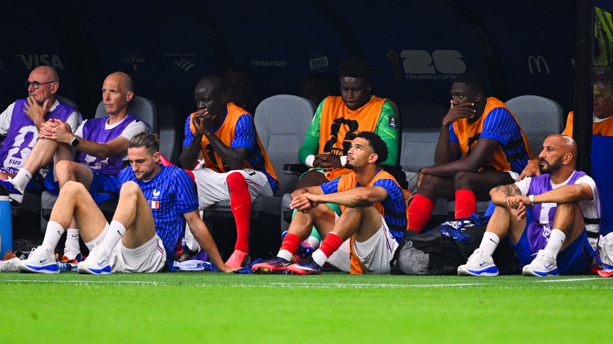 Le banc de l’équipe de France pendant la défaite contre l’Espagne