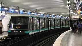 La ligne 4 du métro parisien à la station Denfert-Rochereau. 

