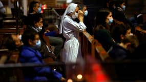 Une religieuse prie lors de la messe de la Toussaint à la basilique du Sacré-Cœur à Paris, le 1er novembre 2020