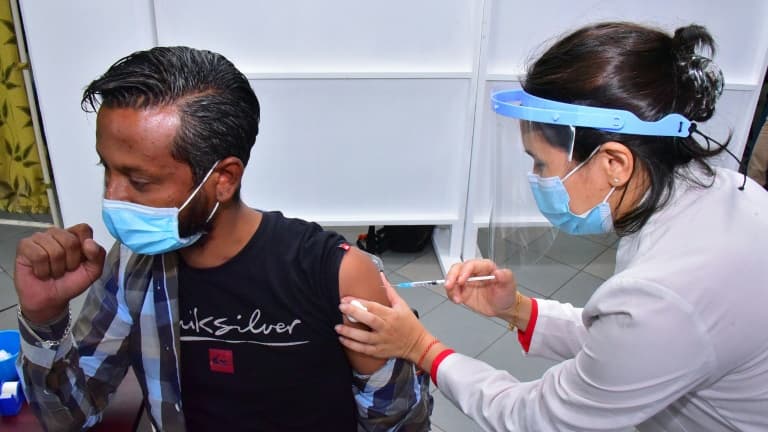 Un membre du personnel d'un centre de quarantaine reçoit une première injection du vaccin Covishield, développé par AstraZeneca et l'université d'Oxford, à l'hôpital Victoria, aux Quatre Bornes, sur l'île Maurice, le 26 janvier 2021 (photo d'illustration)