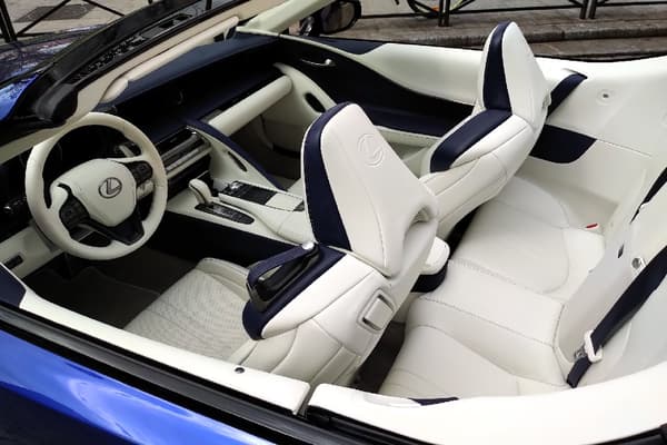 Ce cabriolet se distingue par sa sellerie blanche. Ce cabriolet se distingue par sa sellerie blanche.