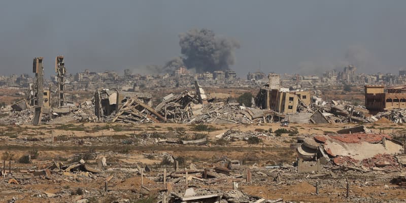 De la fumée s'élève après une frappe israélienne dans la ville de Gaza, le 2 octobre 2025,  à Nuseirat, dans le centre de Gaza. 