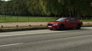 La Flying Spur W12 S dans son élément, aux abords du château de Versailles.