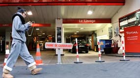 Une station-service à court d'essence, vendredi, à Paris. L'approvisionnement des stations-service restait difficile samedi, en raison du blocage des raffineries pour protester contre la réforme des retraites mais le secrétaire d'Etat aux Transports Domin